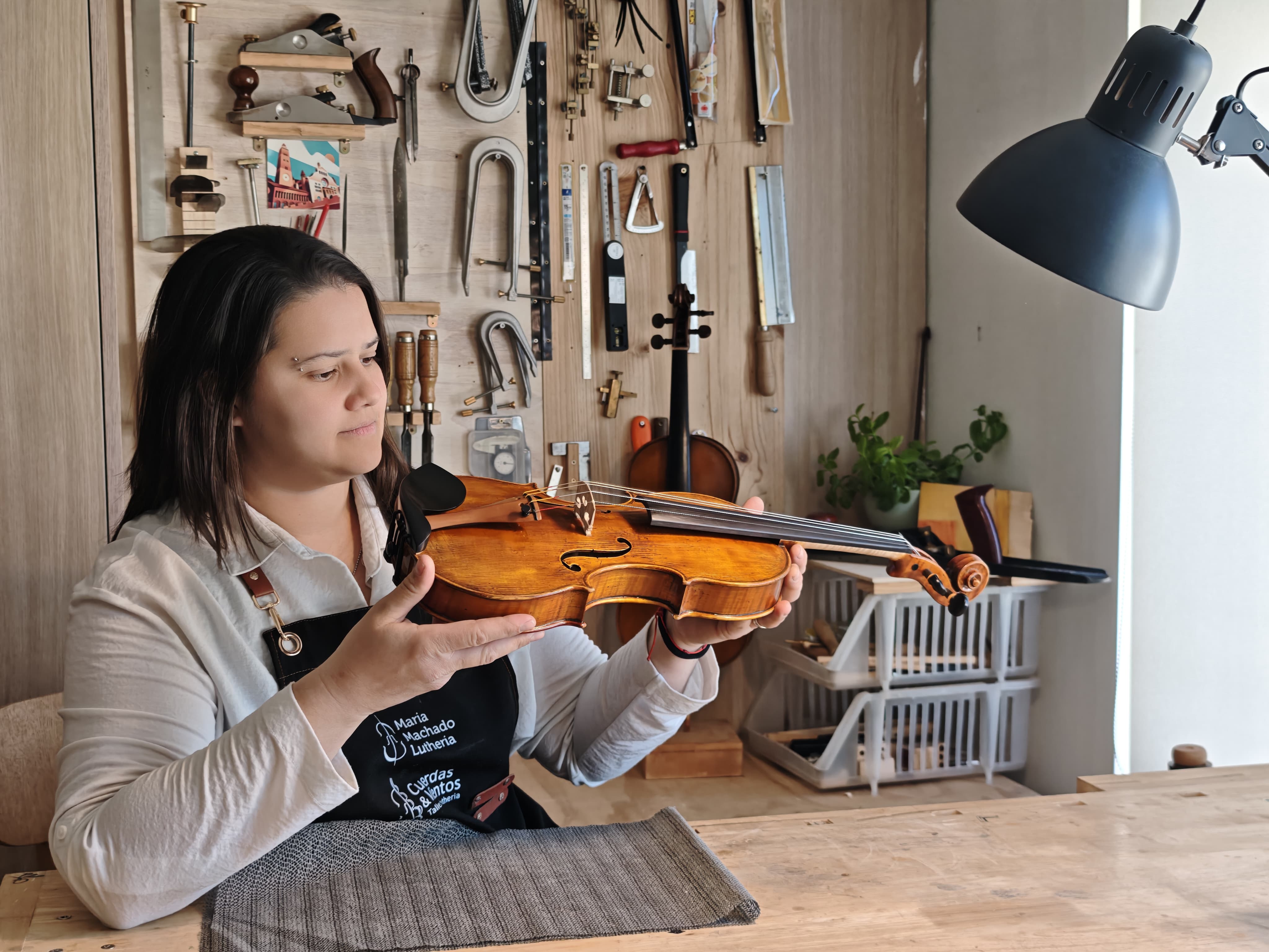 Detall de violí al taller